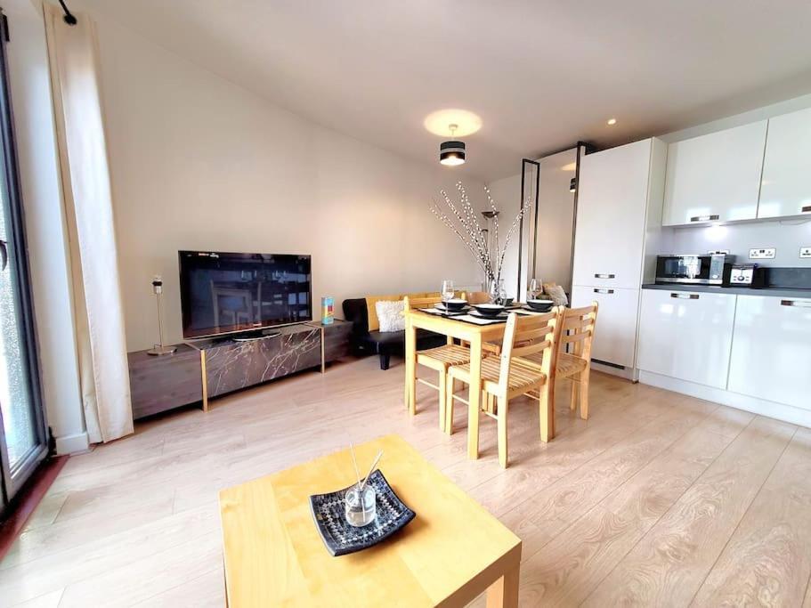 Battersea Power Station Suite Лондон Екстер'єр фото
