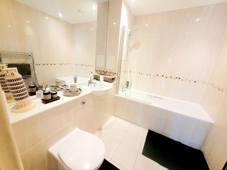 Battersea Power Station Suite Лондон Екстер'єр фото